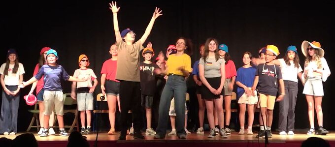 photo spectacle club théâtre collège et chorale.jpg
